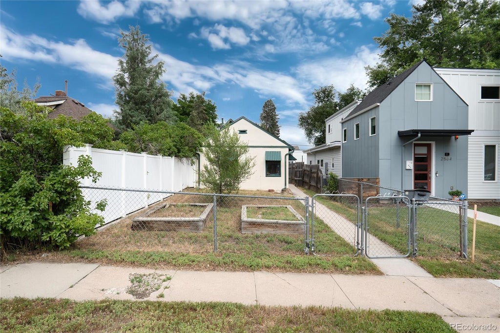 2568 Eaton Street, Edgewater