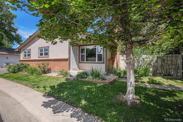 64 Nome Way A, Aurora