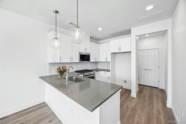 6959 E Lowry Boulevard, Denver