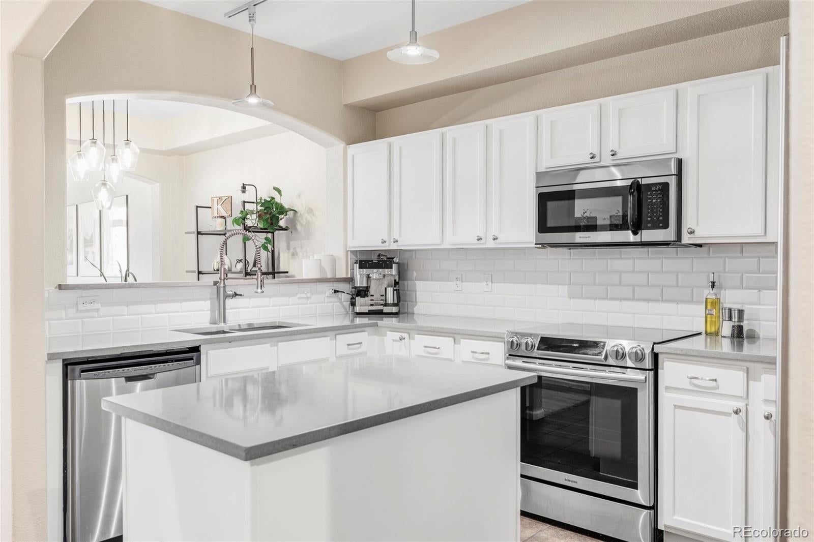 Photo of Listing #9996452