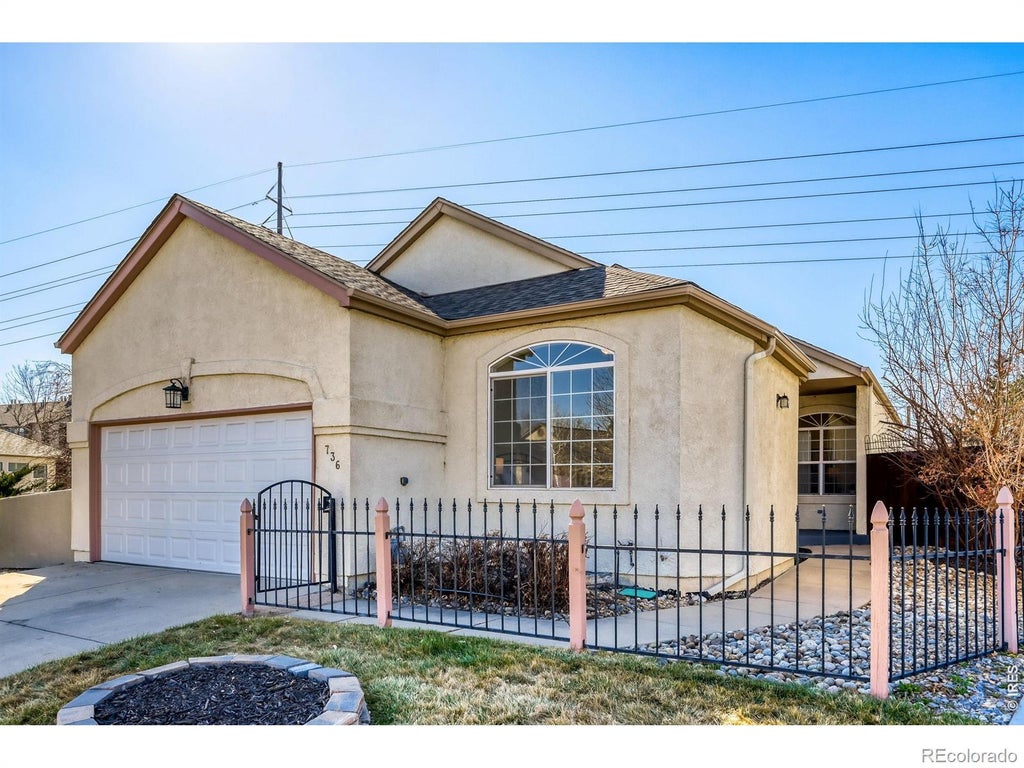 736 Club Circle, Louisville