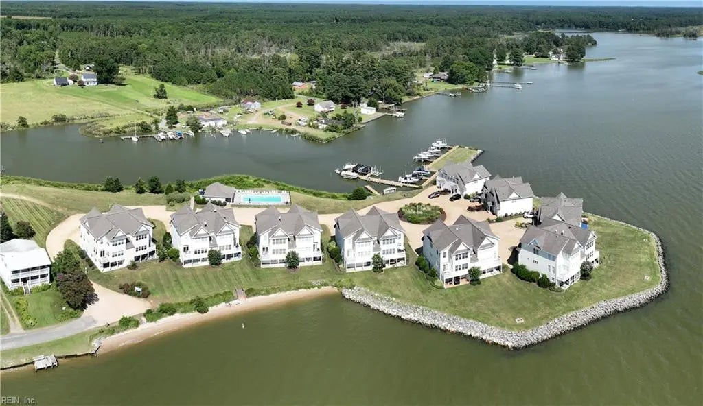 564 Riverside Dr, Lancaster County