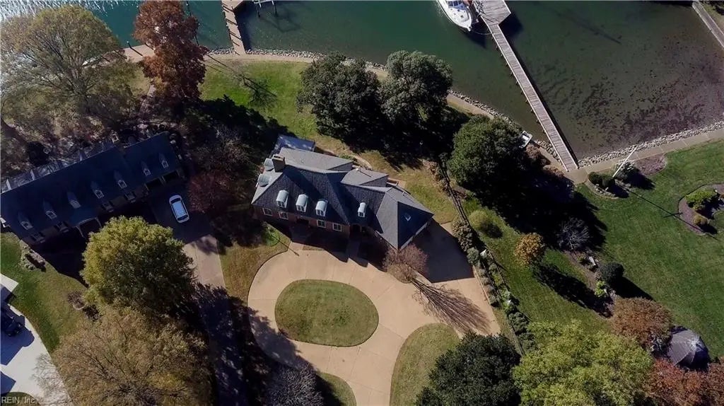 4 Cedar Point Dr, Hampton