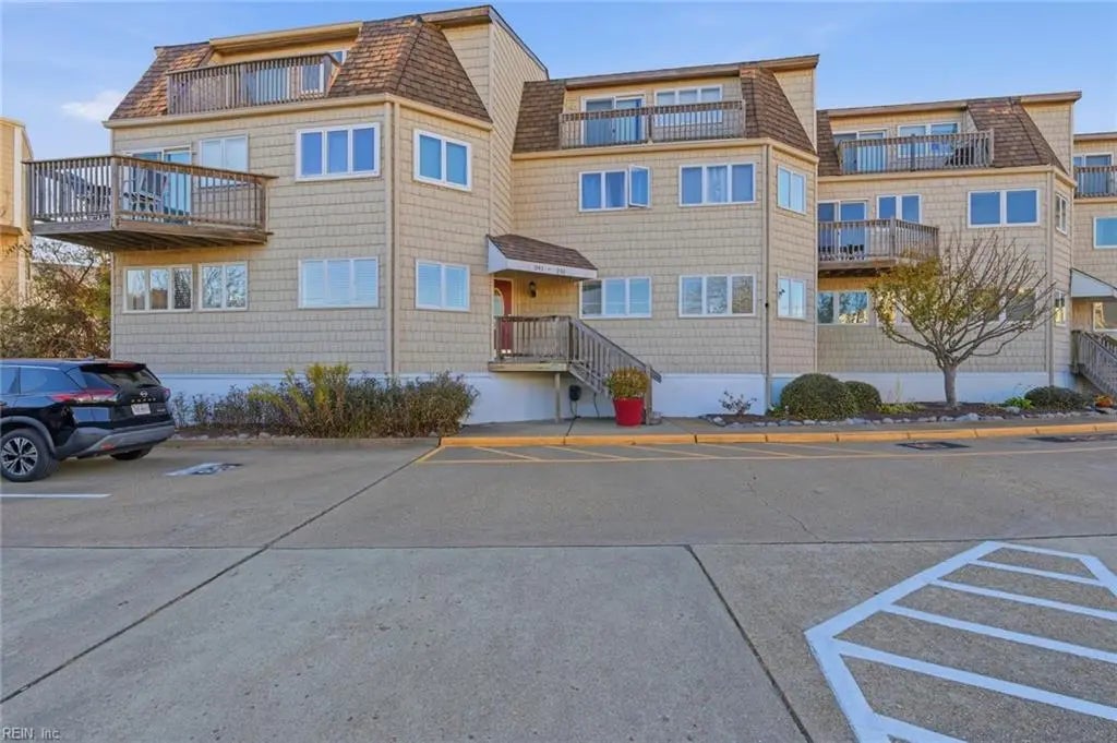 247 Lake Dr, Virginia Beach