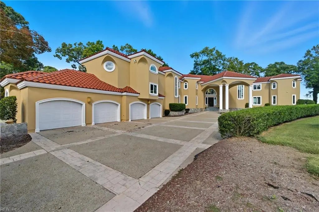 121 Windy Point Dr, Suffolk