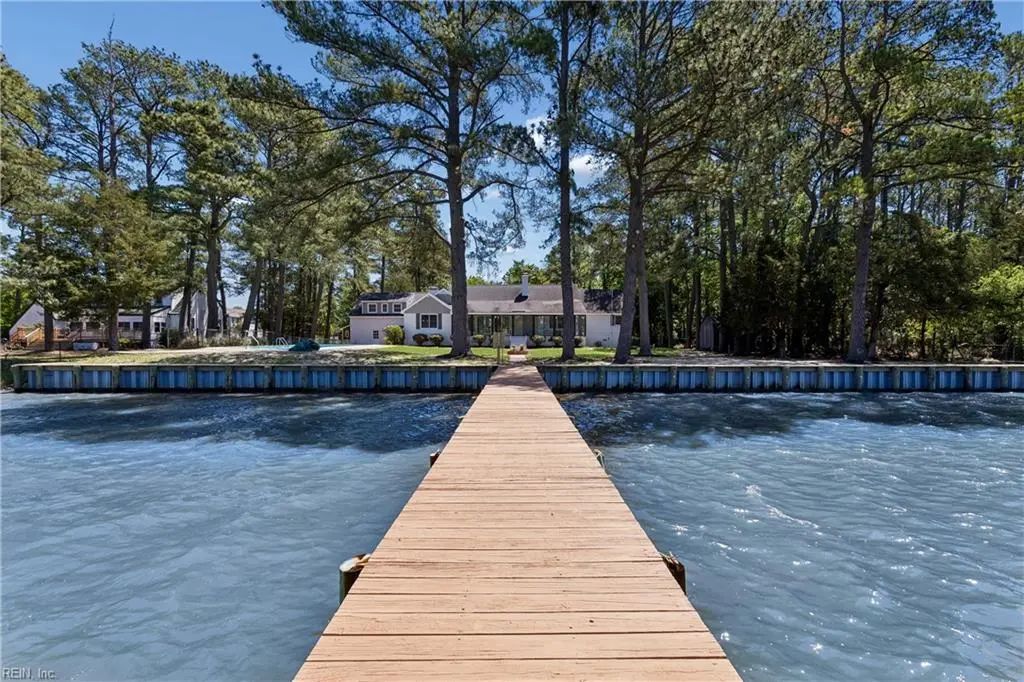 16 Pine Ln, Hampton
