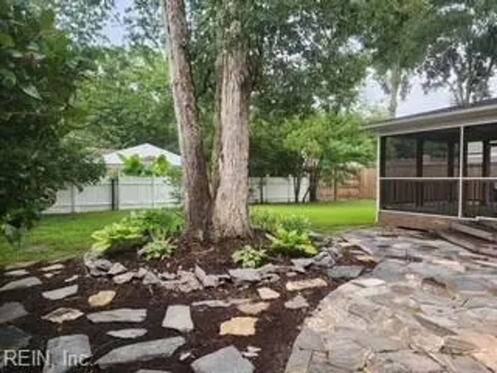 536 King Arthur Dr, Virginia Beach