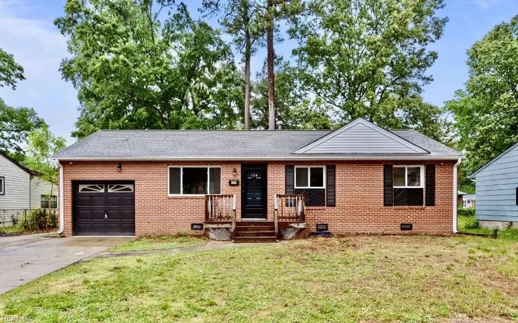 129 Saint Stephens Dr, Newport News
