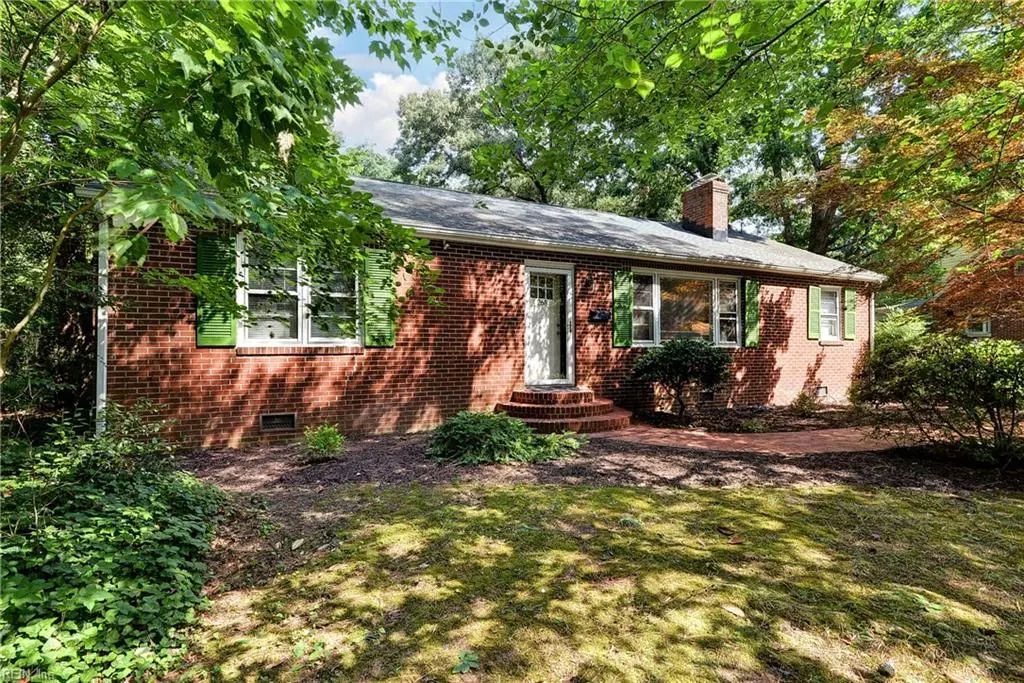 268 James River Dr, Newport News