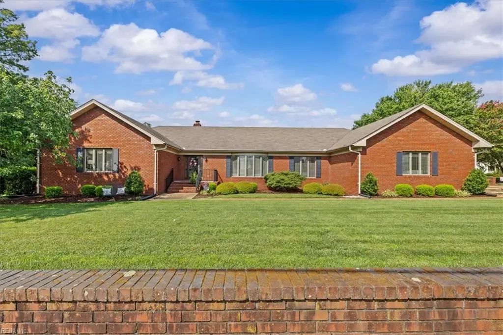 100 Northgate Ln, Suffolk