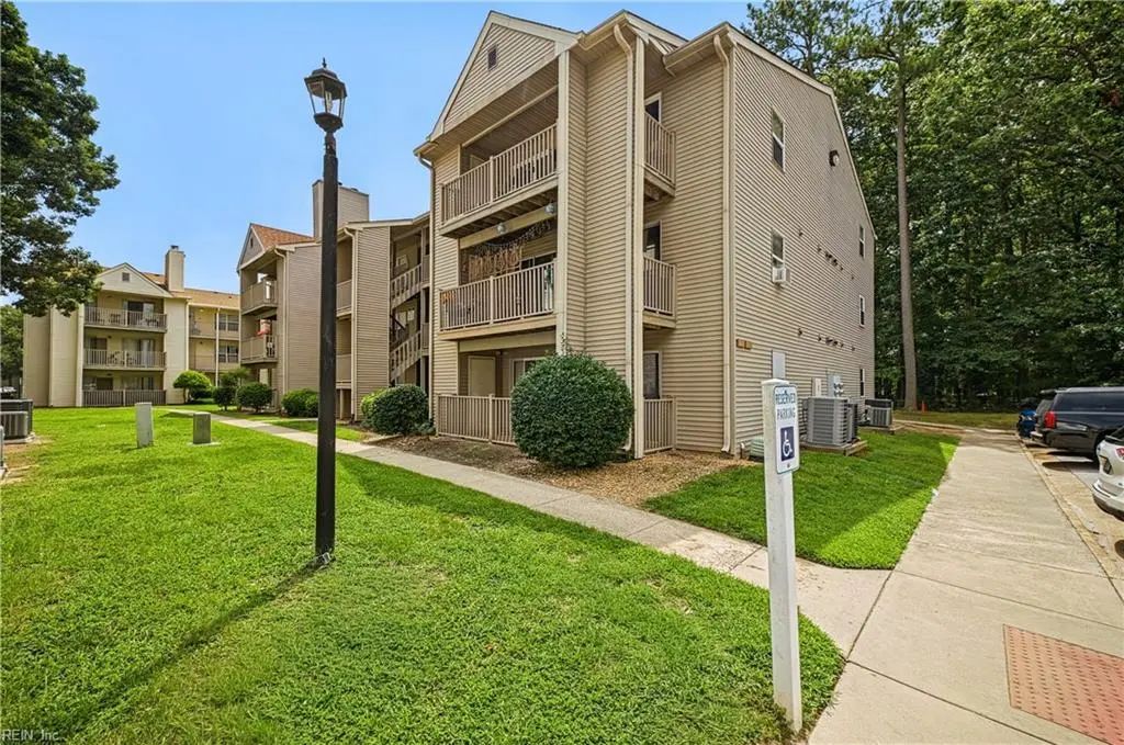 562 Candle Ln, Newport News