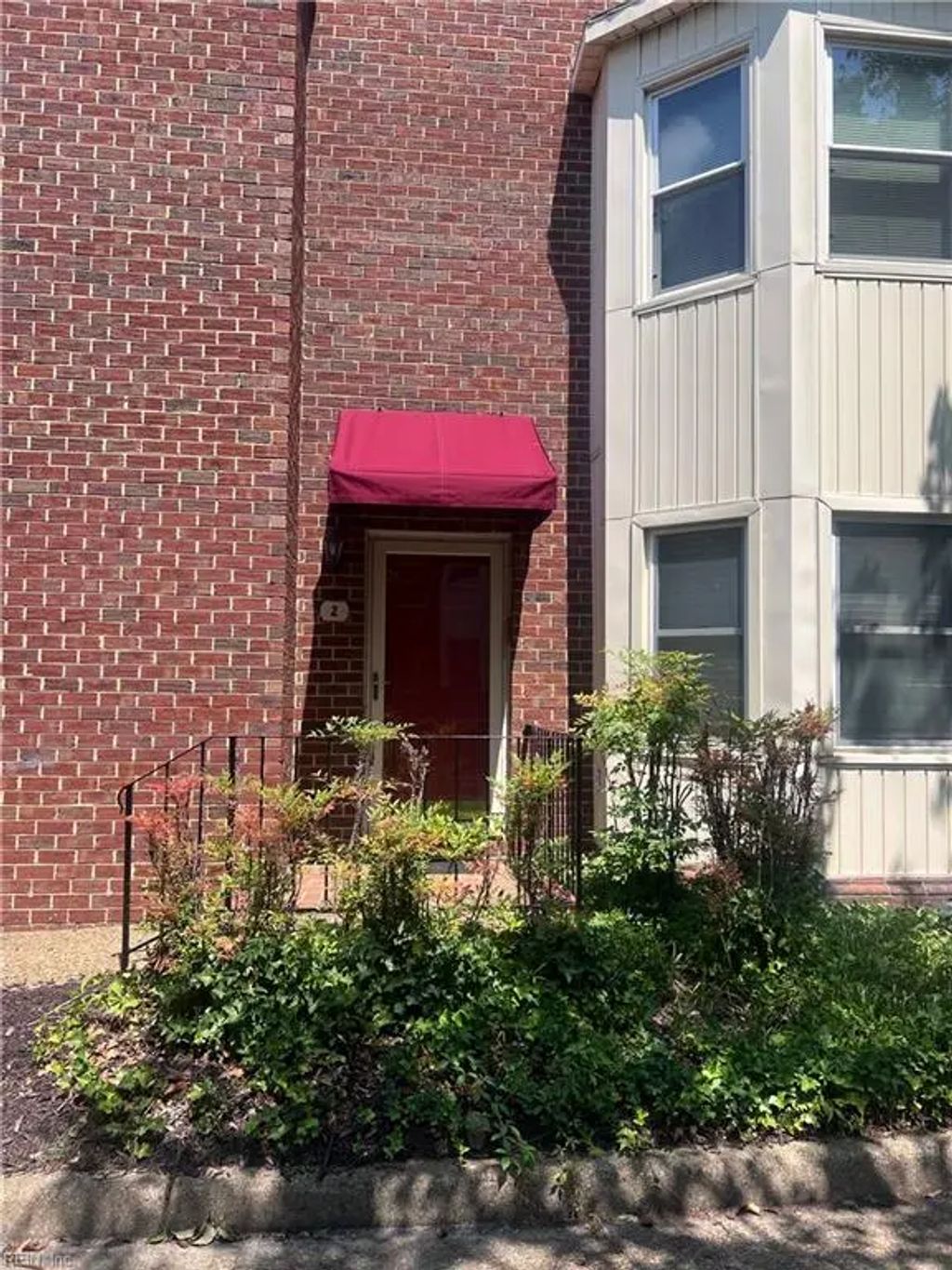 2 Academy Ln, Hampton