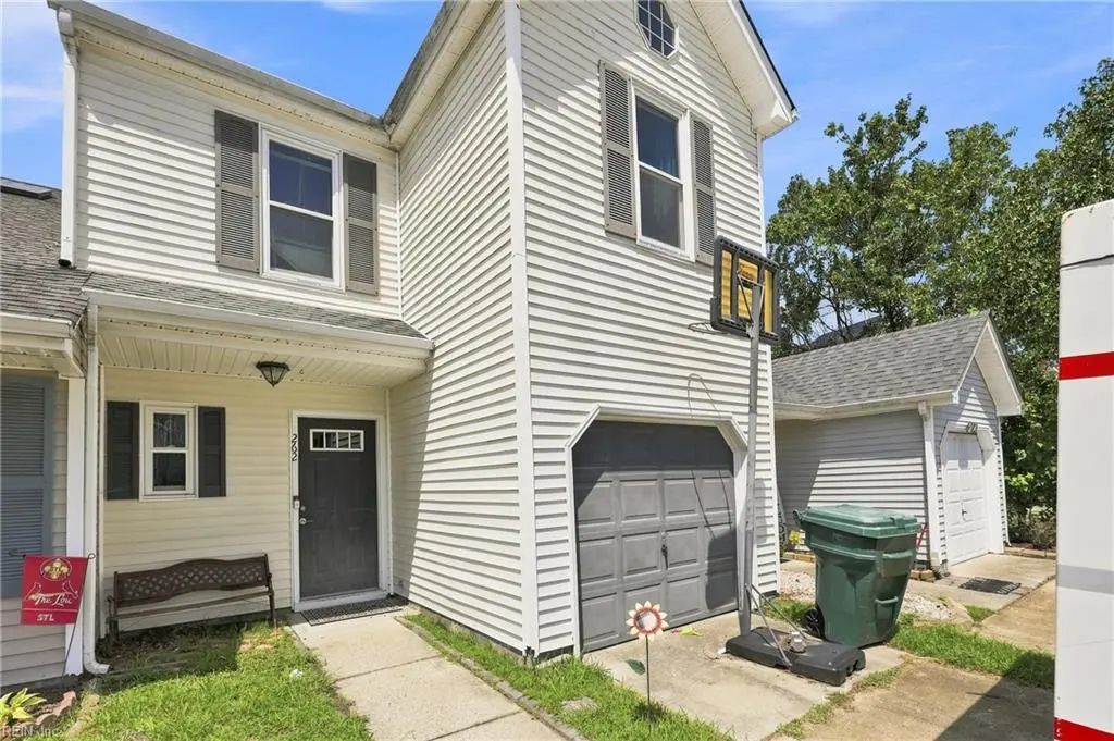 262 Wexford Dr W, Suffolk