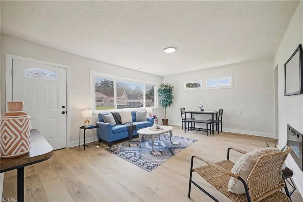 220 Castlewood Rd, Portsmouth