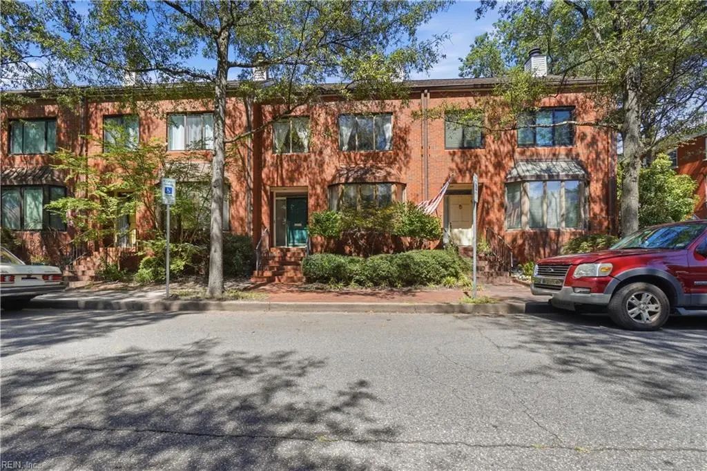 332 College Pl, Norfolk