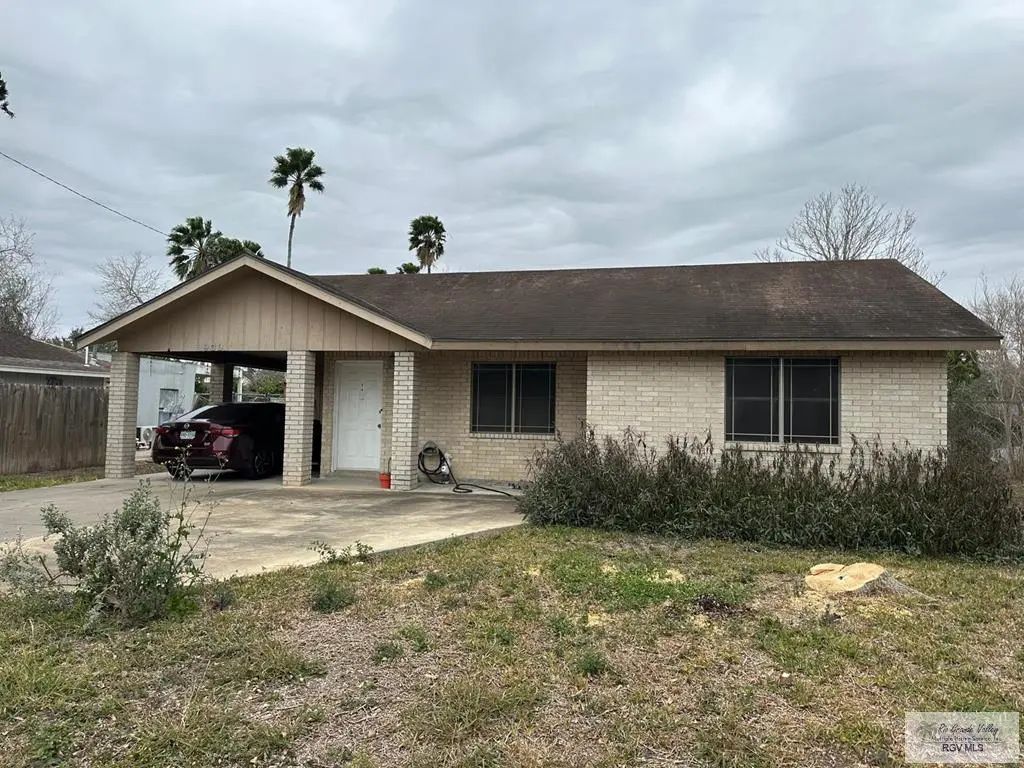 900 S Tichenor Ln, LA FERIA