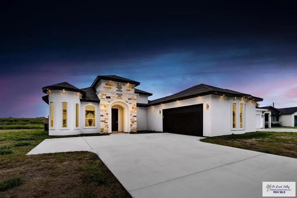 319 Brooks Circle South, LA FERIA