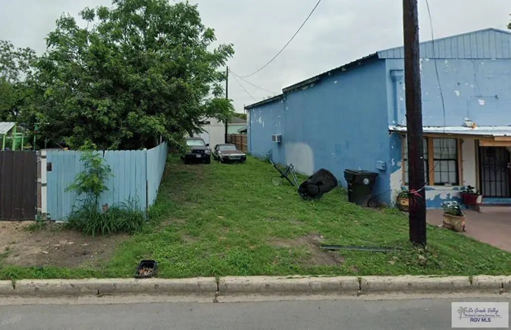 318 N Villarreal St., LA FERIA
