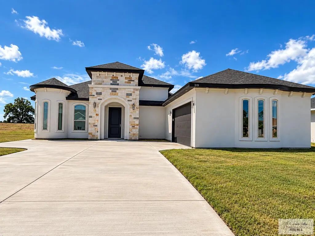 319 Brooks Circle South, LA FERIA