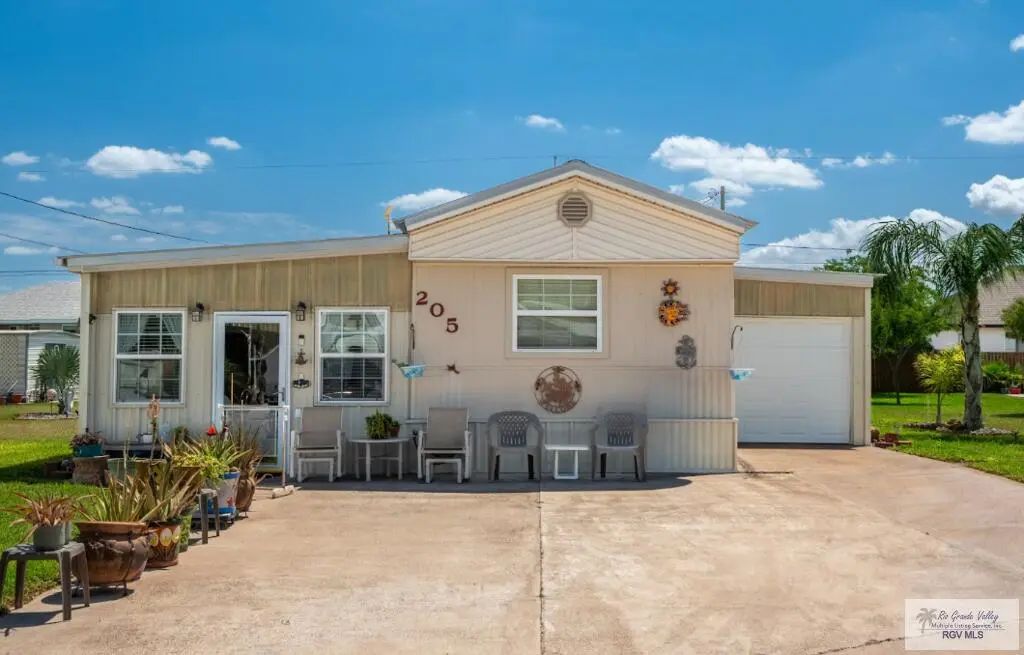 205 Cooper Ln., LA FERIA