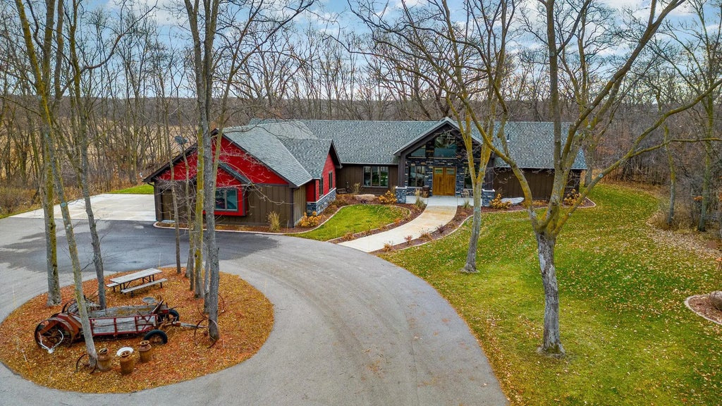 7243 Hazelwood Avenue, Webster Twp