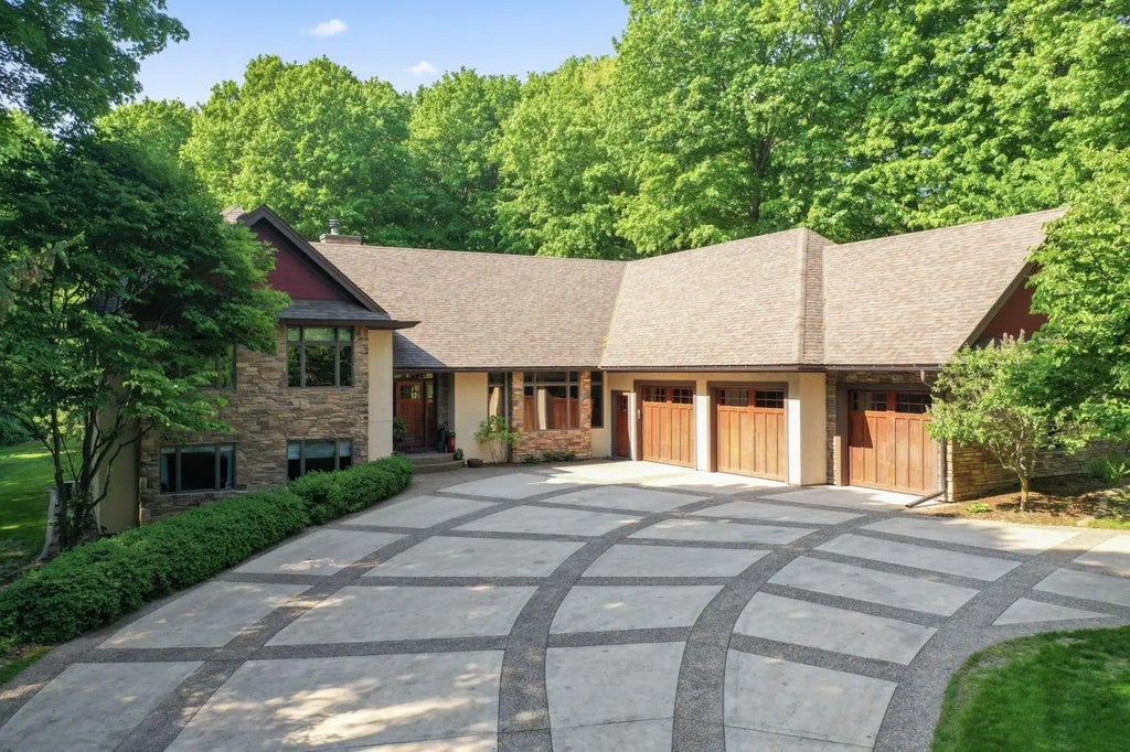 1211 Lonsdale Boulevard E, Northfield