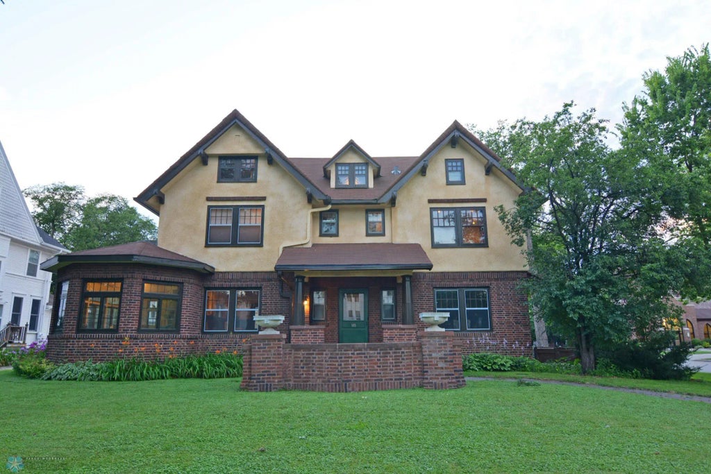 505 8th Street S, Fargo
