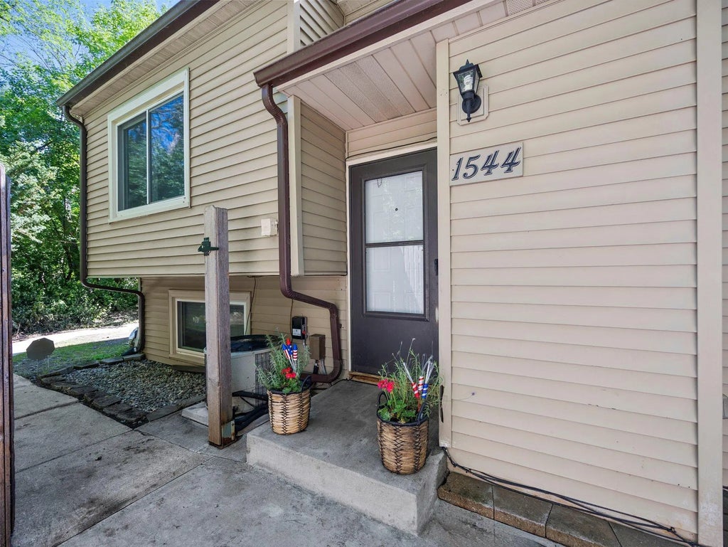 1544 Greenwood Court N, Eagan