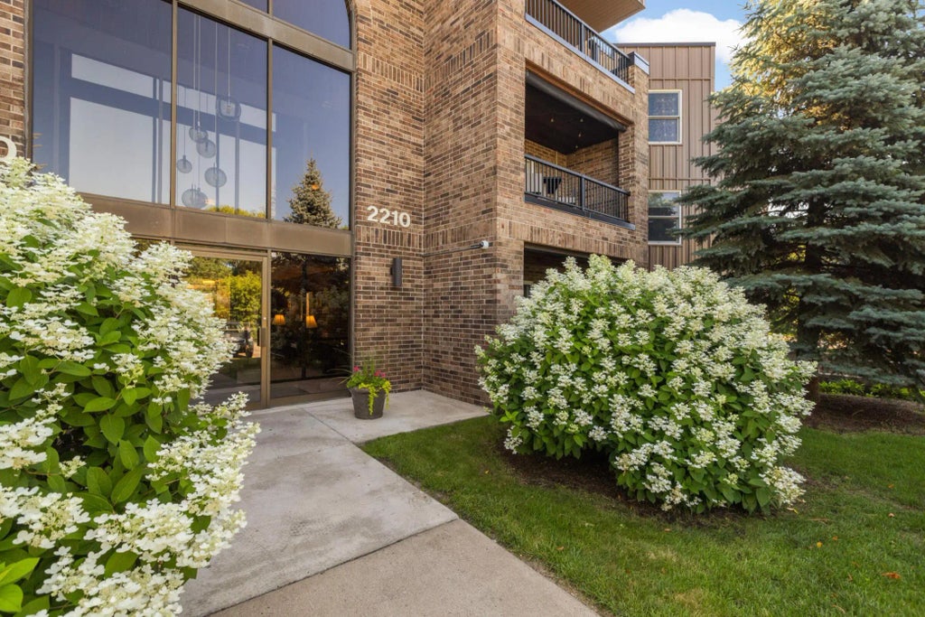 2210 Midland Grove Road 306, Roseville