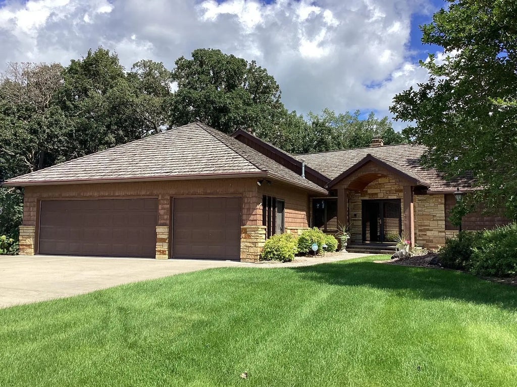 1516 Bay Oaks Drive, Albert Lea