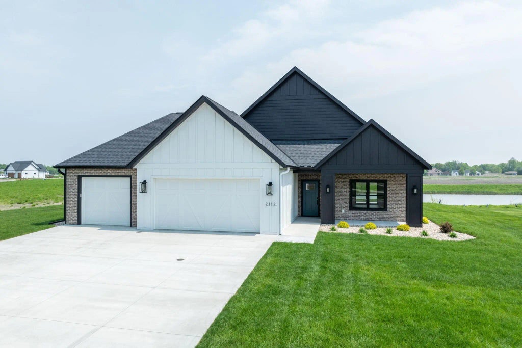 2112 Deerwood Drive, North Mankato