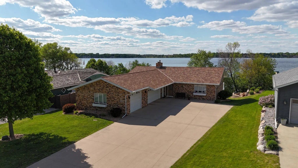 1606 S Shore Drive, Worthington