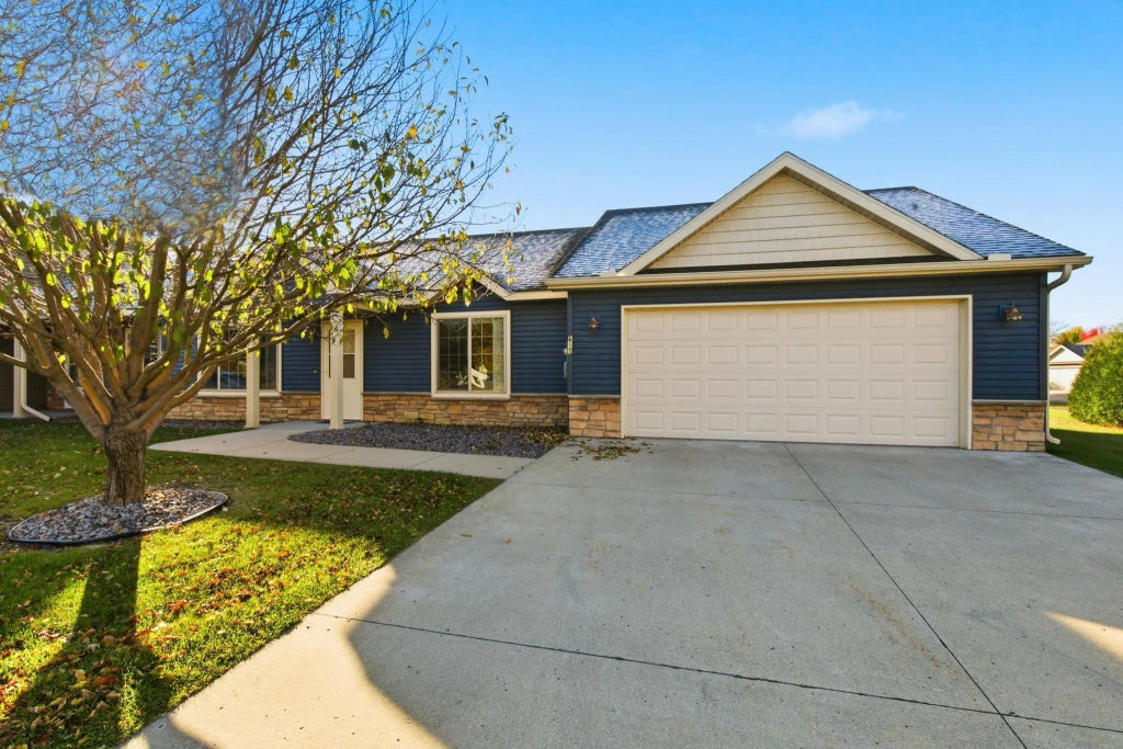 617 Cottonwood Avenue, Litchfield