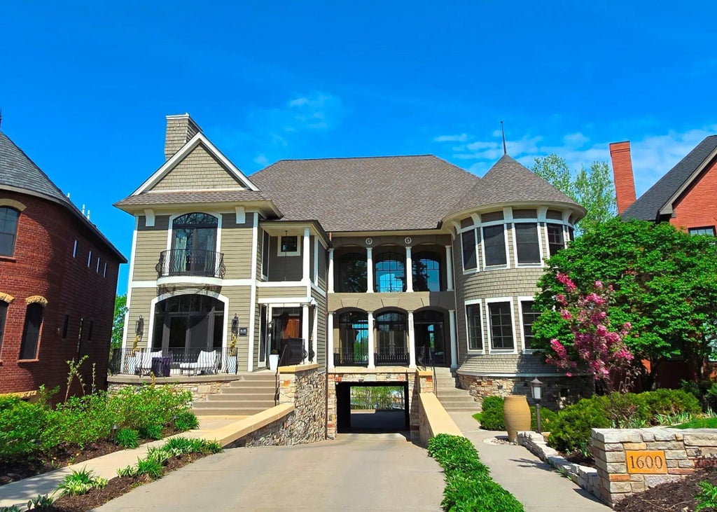 1600 Kenwood Parkway, Minneapolis