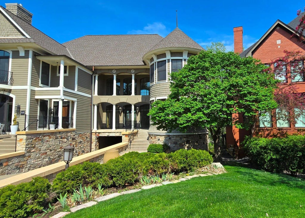 1600 Kenwood Parkway, Minneapolis