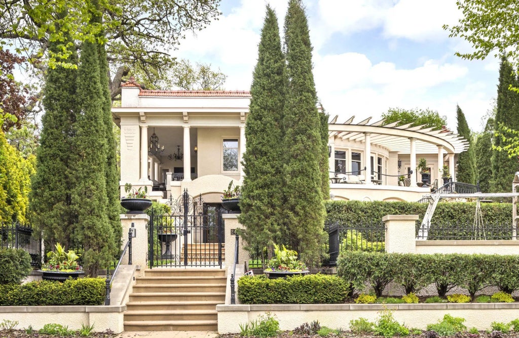 2427 E Lake Of The Isles Parkway, Minneapolis