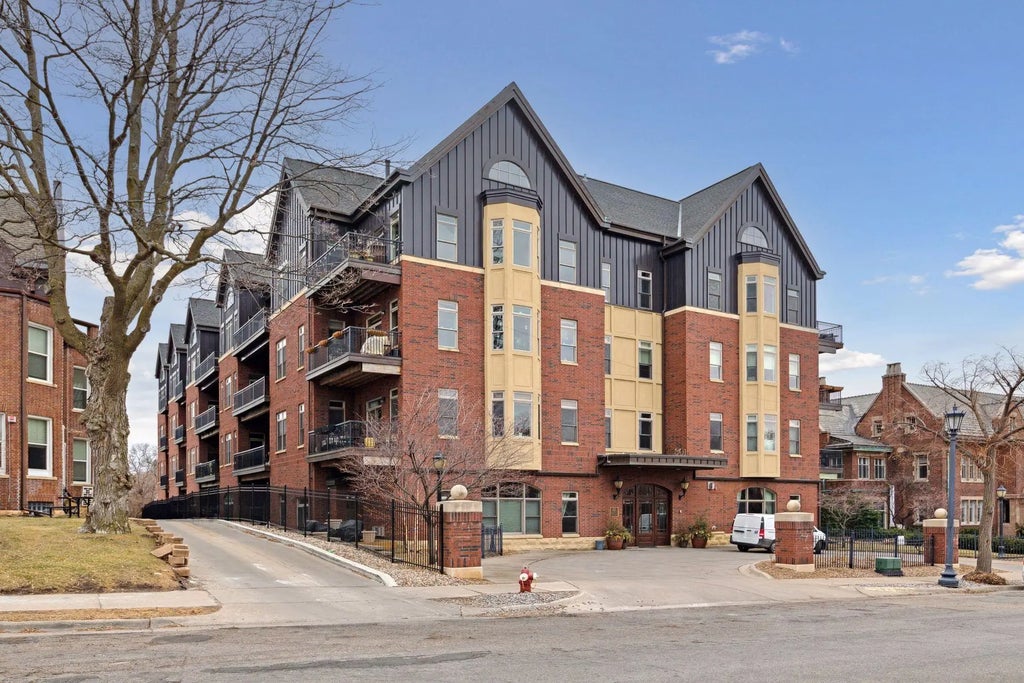 301 Clifton Avenue 3d, Minneapolis