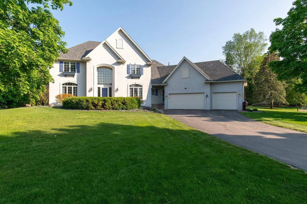 10127 Trotters Path, Eden Prairie