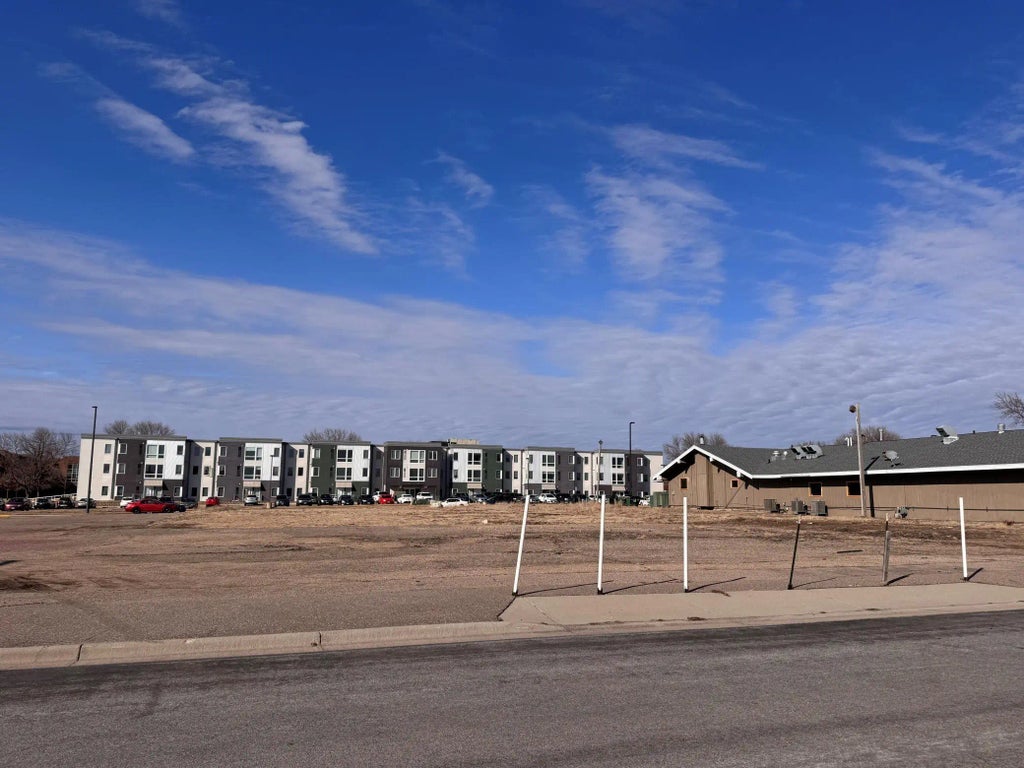 1417 E College Drive, Marshall