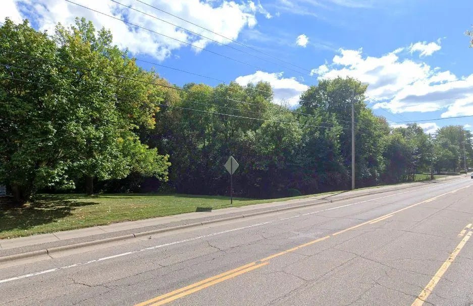 Xxxx Douglas Drive N, Crystal