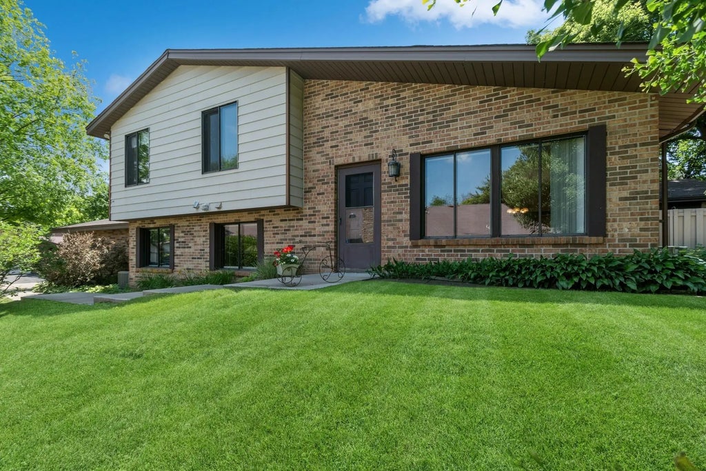 1044 Zanzibar Lane N, Plymouth