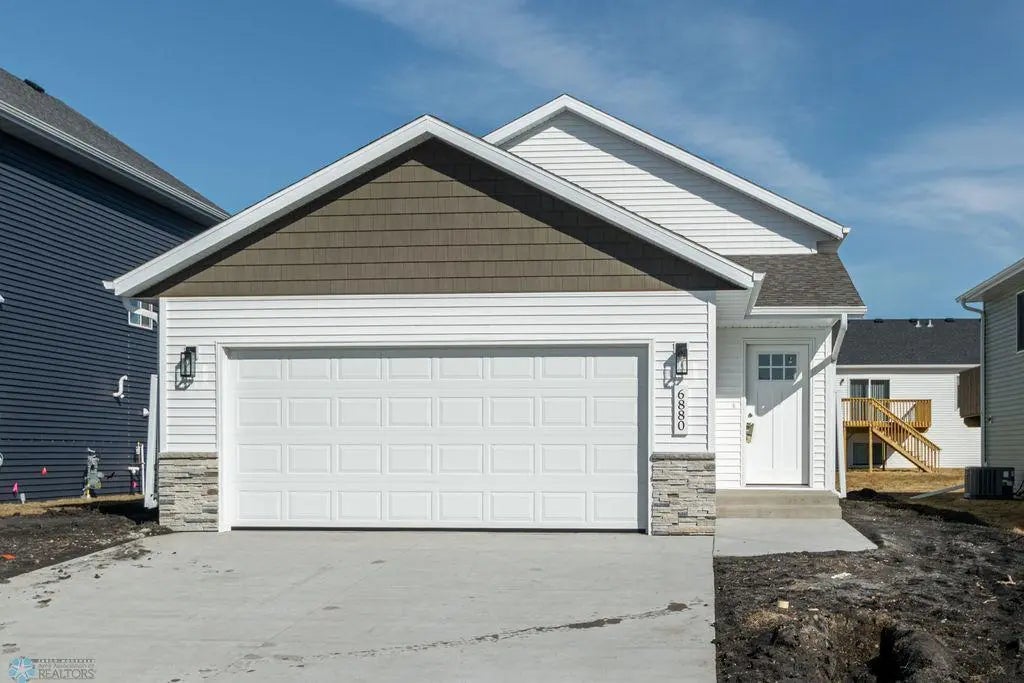 6880 Thomas Street, Horace