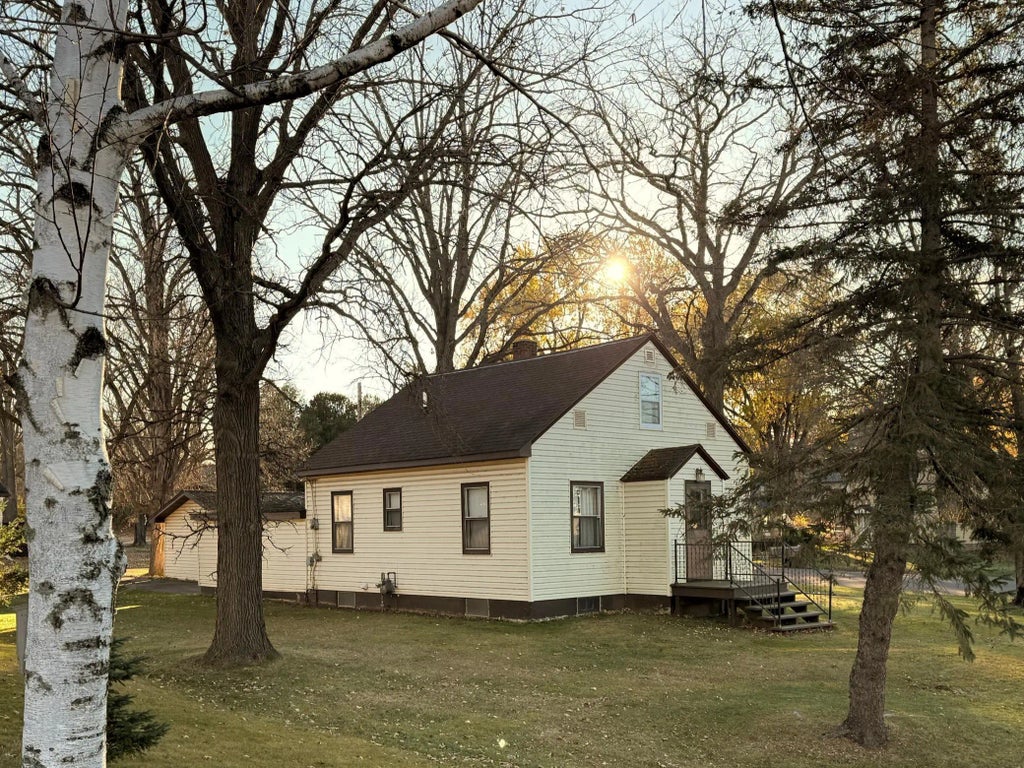 685 Main Street W, Isle