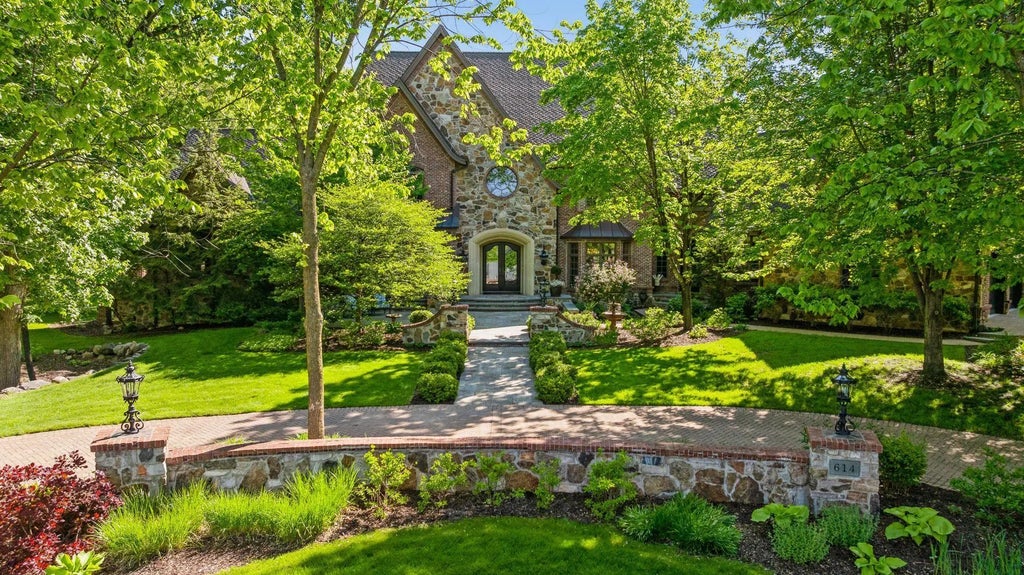 614 Hidden Creek Trail, Mendota Heights
