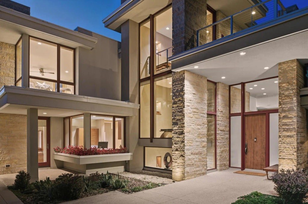 685 Hidden Creek Trail, Mendota Heights