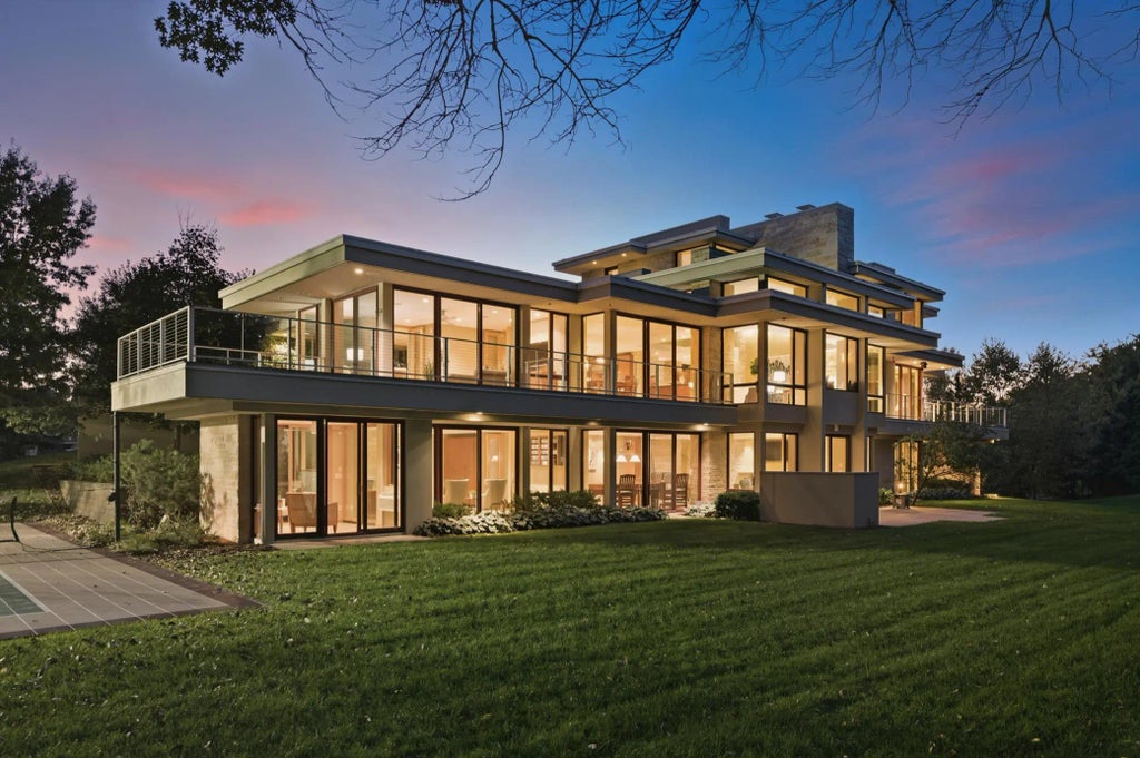 685 Hidden Creek Trail, Mendota Heights