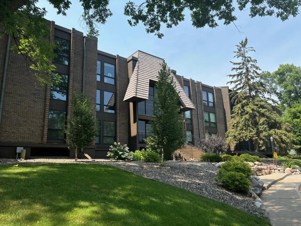 6075 Lincoln Drive 201, Edina