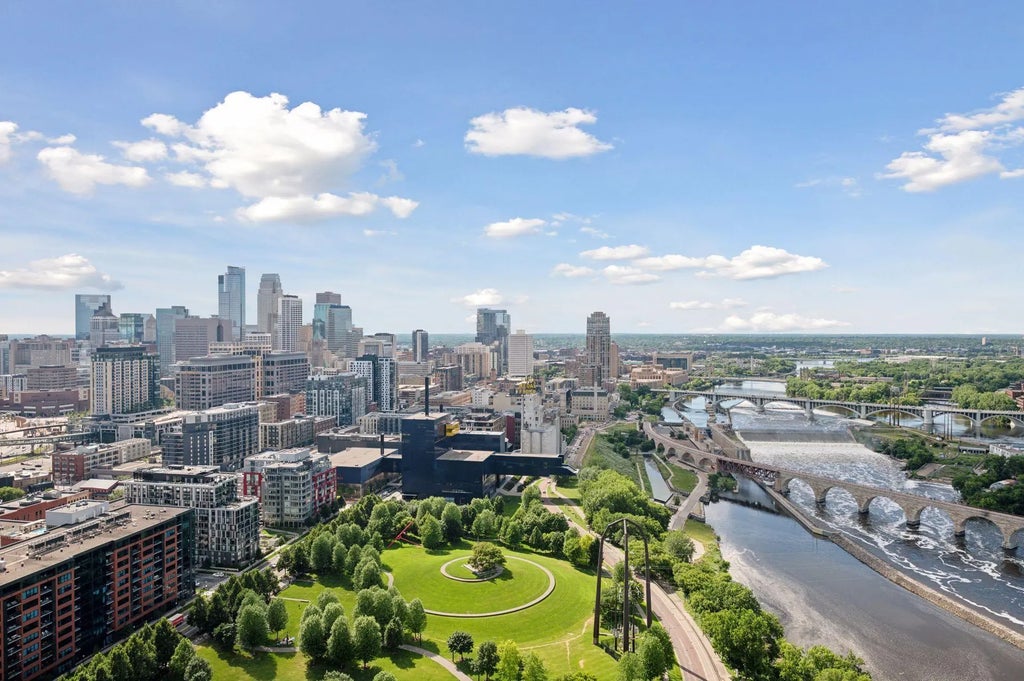 1111 W River Parkway 31b, Minneapolis