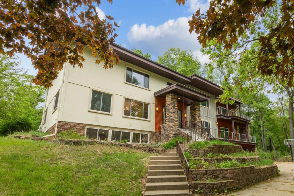 21 Red Fox Road, North Oaks