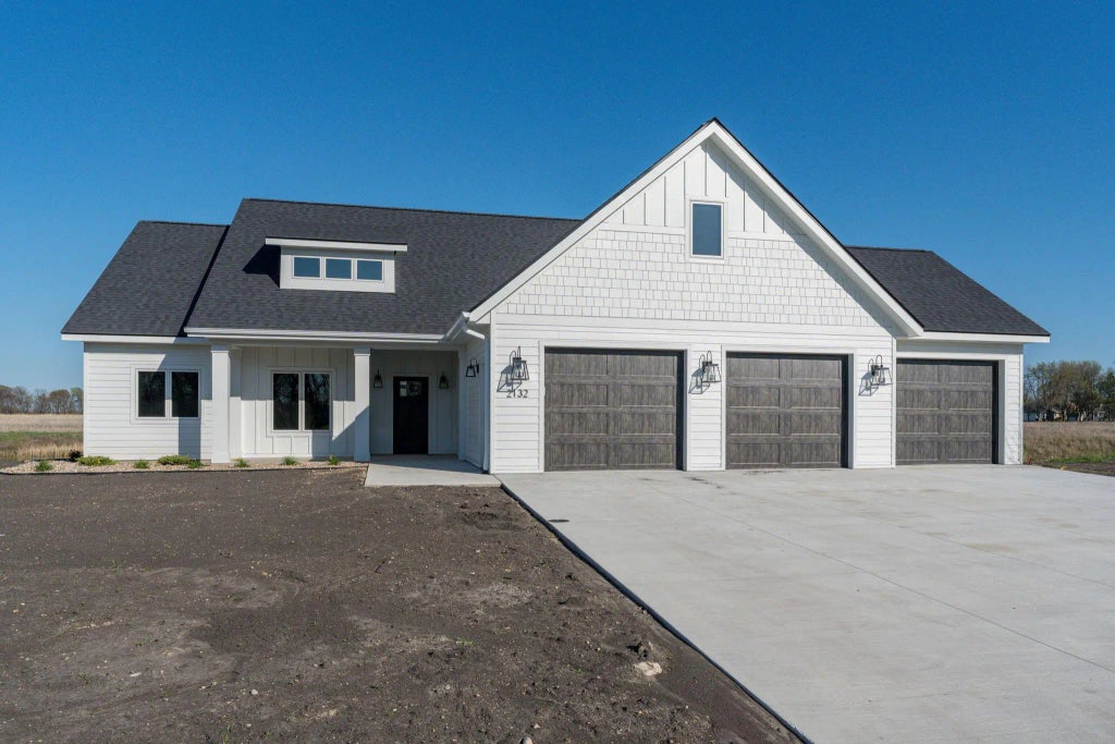 2132 Deerwood Drive, North Mankato